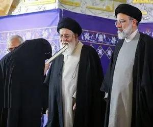 (عکس) وداع سوزناک همسر شهید رئیسی و علم الهدی با پیکر رئیس جمهور