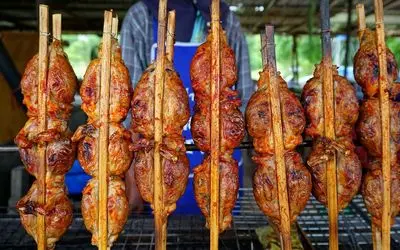 غذای چندش؛ قورباغه رو سلاخی کردن و لخت تو شکمش رو پر میکنن دختره با گریه میخوره