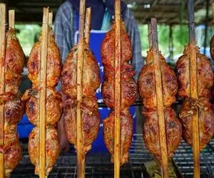 غذای چندش؛ قورباغه رو سلاخی کردن و تو شکمش رو پر میکنن دختره با گریه میخوره
