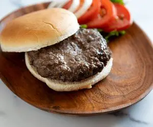 آشپزی حرفه ای؛ بهترین دستور همبرگر دست ساز خونگی که هم خوش طعم هم نرم و لطیفه