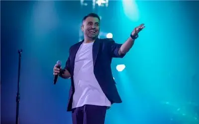 آواز شاد/ علیرضا طلیسچی تو کنسرتش یه جوری میرقصه و که مردمم براش کل میکشن