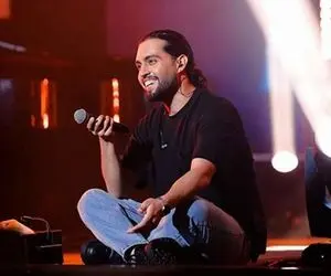 آواز احساسی؛ حامیم تو کنسرتش با بغض آهنگ اینهمه آدم میخونه دختره یچی ناجور بهش میگه