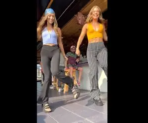 ویدیو | رقصیدن دو دختر خوش اندام در کافی شاپ!