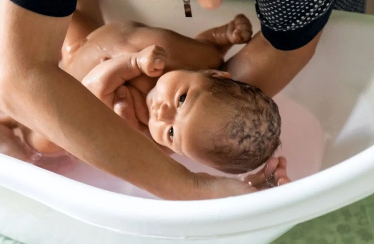 شانه زدن نوزاد