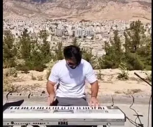 آواز خیابانی؛ آقاهه چطور تو کوه و کمر آهنگ بندری میزنه ارگ رو چجوری برده اونجا؟