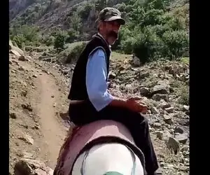 آواز سوزناک؛ آقاهه تو کوه و دشت رو خر نشسته و آهنگ لیلا باریکلا رو میخونه!