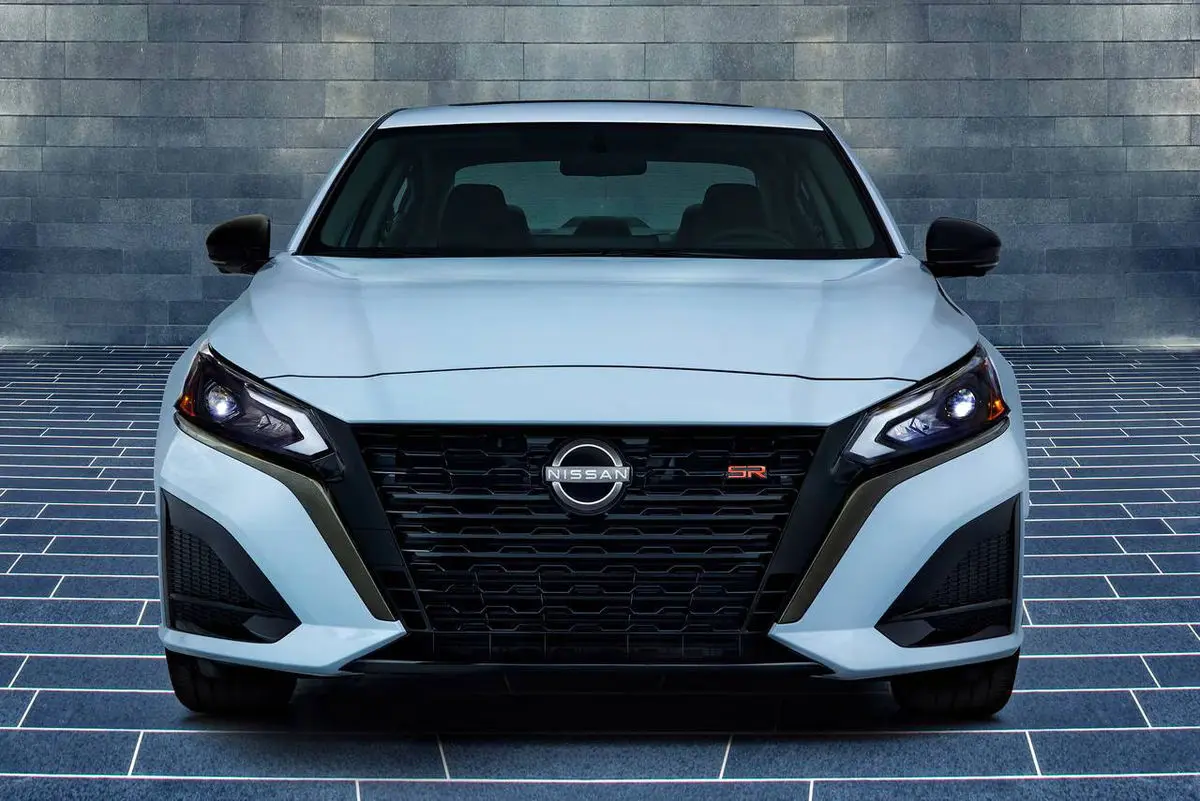 2023_nissan_altima_sedan_vc-t-sr_f_oem_2_1280x855