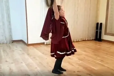 آواز محلی؛ آذربایجان قیزلری با لباس وافر چه رقص با شکوه آذری میره