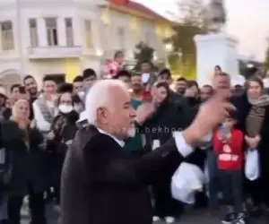 آواز خیابانی؛ ببینید این آقای ریش پروفسوری چه رقص محلی میره فقط آهنگ رشتی خوندنش!