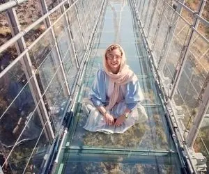 (ویدیو) ترس و وحشت خانم بازیگر روی پل شیشه ای اردبیل!