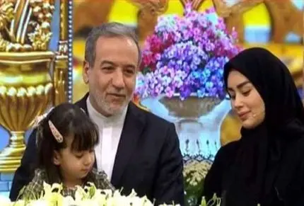 سفر به ایام قدیم؛ تولد تم لاکچری دختر عباس عراقچی در کنار همسرش