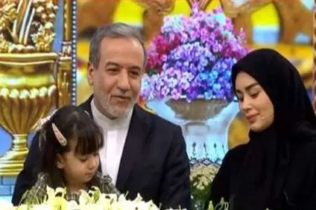 سفر به ایام قدیم؛ تولد تم لاکچری دختر عباس عراقچی در کنار همسرش