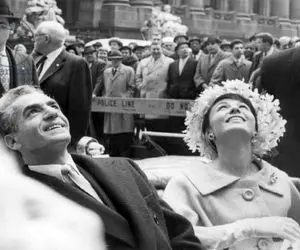 سفر به ایام قدیم ندیم؛ فرح دیبا درحال قهقهه زدن در میان جمع و نگاه شاه عشرت جو