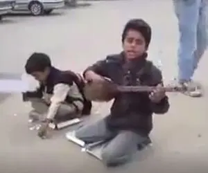 آواز خیابانی؛ پسر دوره گرد تو محل سنگ تراش آغاسی میخونه واسه مزار خودش قلبت وامیسته