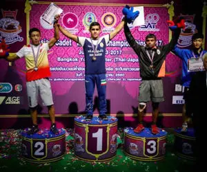 (عکس) محمد حسینوند قهرمان کشتی آسیا که رفتگر شهرداری است!