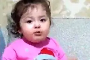 آواز شاد؛ دختر بچه یک ساله حیرت انگیز آهنگ مغرور جذاب میخونه آخه چجوری انقد حالیشه
