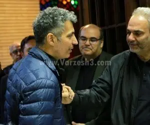 (ویدیو) بغض جواد خیابانی با دیدن فردوسی پور در مراسم ختم