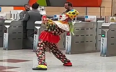 آواز شادیسم؛ مرده دلقک شده تو مترو با آهنگ چشمو دلوم روشن همچین میرقصه ملت حال کردن