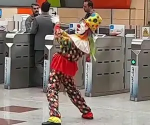 آواز شادیسم؛ مرده دلقک شده تو مترو با آهنگ چشمو دلوم روشن همچین میرقصه ملت حال کردن