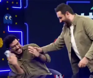 سکانس خندان/حاجیلی گوشی شخصی قیاسی رو به ضرب و زور ازش میگیره میخواد دستشو رو کنه