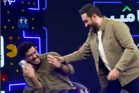 سکانس خندان/حاجیلی گوشی شخصی قیاسی رو به ضرب و زور ازش میگیره میخواد دستشو رو کنه