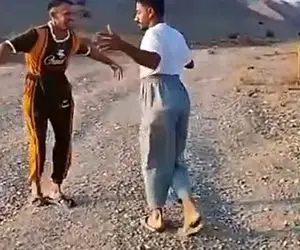 آواز محلی؛ این دوتا پسر با زیر شلواری رو  ببینید چه گرد و خاکی کردن وسط جاده خاکی