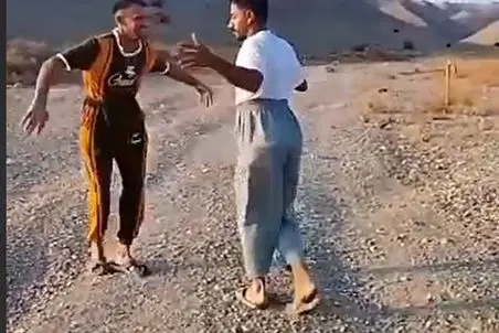 آواز محلی؛ این دوتا پسر با زیر شلواری رو  ببینید چه گرد و خاکی کردن وسط جاده خاکی