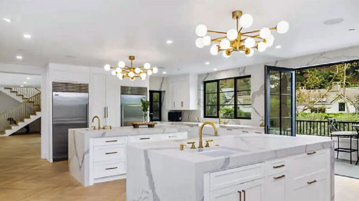rihanna-new-mansion-backgrid-post-4