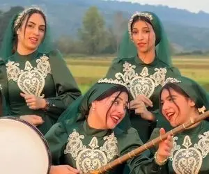 آواز محلی؛ دخترای مازنی واسه دترا میزنن و میخونن با لباس شیک اصیلشون