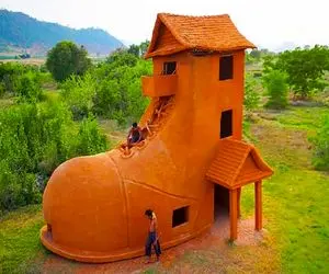 معماری خلاقانه؛ وسط جنگل با ظرافت خونه ساخته شبیه پوتین از سرما یخ نزنه کومودو نخورتش