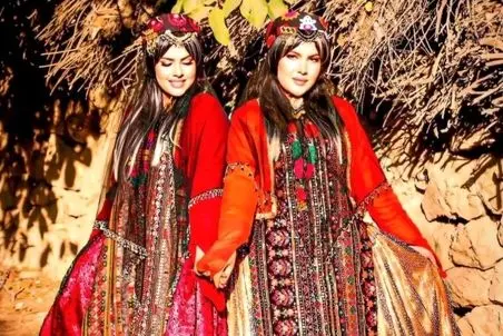 آواز محلی؛ میخونن و میرقصن زیر بارون صحنه عالی ساختن