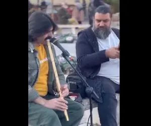 آواز خیابانی؛ ببینید آقا سیبیلو و ریشو چه زیبا و دلنواز نی نوازی می کنند!