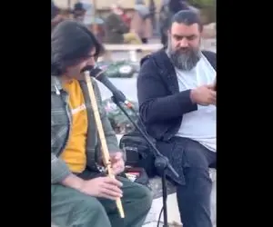 آواز خیابانی؛ ببینید آقا سیبیلو و ریشو چه زیبا و دلنواز نی نوازی می کنند!