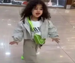 آواز شاد؛ یه قطره بچه با اون موهای فرفری و تیپ هیپ هاپی با اهنگ خارجی چه ناز میرقصه