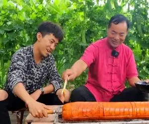 غذای غول پیکر ؛ هات داگ دیده بودیم ولی دو ایکس لارجش رو نه هم قده آشپزه! شکم پرشم کرد