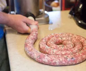 آموزش آشپزی؛ سوسیس خانگی که همه را دیوانه می‌کند!