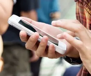 تست شخصیت شناسی تصویری؛ هر جا بودی فقط به مدل گوشی دست گرفتنش نگاه کن تا تهشو میفهمی