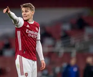  اگر امضا نکنی با با آن بازیکن قرارداد می‌بندیم! 