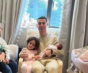 (عکس)  پیاده‌ روی رونالدو و دخترش پس از شب رویایی