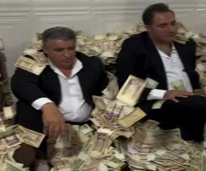 آواز شادانه؛ اینا رسم شاباششون خیلی عجیبه با مشما پول آوردن انقد زیاد میریزن