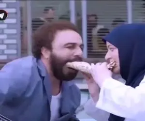 سکانس | نعیمه نظام دوست و رضا عطاران اولین ساندویچ مشترکشونو خوردن