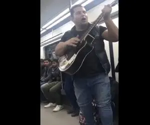 آواز خیابانی؛ این آقا تو مترو چه دلنشین آهنگ جمعه رو از فرهاد خوند اشک همه رو درآورد