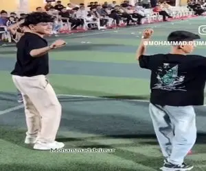 آواز محلی؛ تو زمین فوتبال آهنگ خوندن یهو دوتا پسر پریدن وسط لرزوندن همه نگاها خیره شد