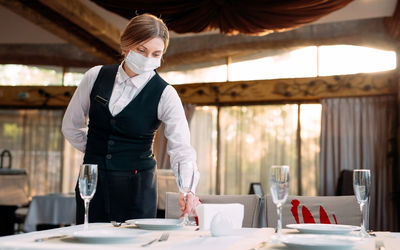 یک روز حقوق کارگر رستوران در آمریکا معادل 6.5 میلیون!