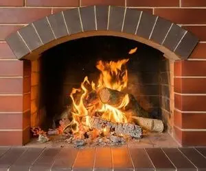 ترفندای خونگی واسه تمیز کردن شومینه؛ دوده زده و لَکش مووونده؟ این روشا حلال مشکلن!
