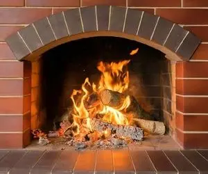 ترفندای خونگی واسه تمیز کردن شومینه؛ دوده زده و لَکش مووونده؟ این روشا حلال مشکلن!