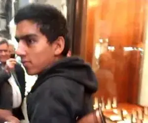 مطربی خیابانی؛ ویولن زن چیره دست تو بازار ده تای صادق بوقی ملتو دور خودش جمع کرده شاد