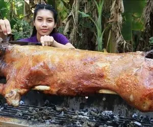 کباب خوک؛ خانومه چوب بامبو رو مثل سیخ کرد تو حلق خوک حرومیو رو آتیش برشته کردش