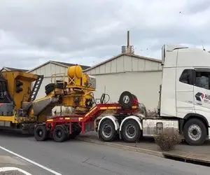 جابه جایی جانکاه؛ اپراتور کج دست کامیون موقع حمل بیل غول رفت ته دره