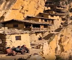 معماری خلاقانه؛ خونه پله ای ساختن تو یه ارتفاعی از کوه که بزکوهی با میلیون دلار نمیره